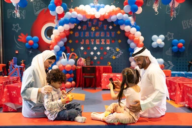 ايماءات المتعة والفرح، عائله عربيه خليجيه اماراتيه تستمتع باللعب فى مدينة الملاهي ، تلعب بالكور الملونه ، دمج التقنيات المتطوره فى الحياه اليوميه،  المراكز الترفيهيه المسلية في الامارات العربية، مفهوم التسلية والترفيه،استخدام الجوال فى توثيق اللحظات التذكاريه ، قضاء أوقات سعيده في أرض المرح