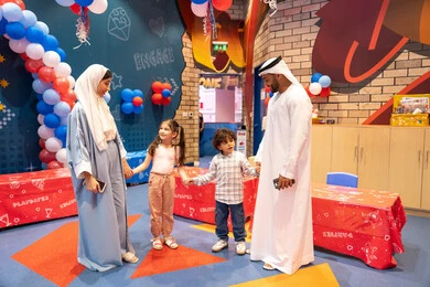 عائله عربيه خليجيه اماراتيه تستمتع باللعب فى مدينة الملاهي، مشاعر المتعة والفرح، مفهوم التسلية والترفيه، المراكز الترفيهيه المسلية في الامارات العربية،قضاء أوقات سعيده في أرض المرح، الانشطة الترفيهية الممتعه