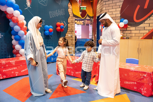 مشاعر المتعة والفرح، مفهوم التسلية والترفيه، المراكز الترفيهيه المسلية في الامارات العربية،قضاء أوقات سعيده في أرض المرح، عائله عربيه خليجيه اماراتيه تستمتع باللعب فى مدينة الملاهي، الانشطة الترفيهية الممتعه