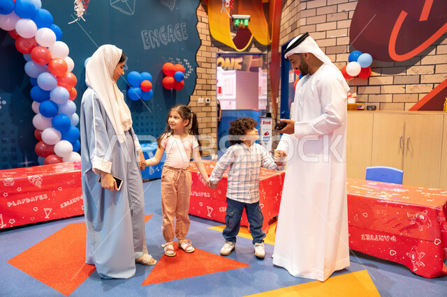 مفهوم التسلية والترفيه، المراكز الترفيهيه المسلية في الامارات العربية،قضاء أوقات سعيده في أرض المرح، عائله عربيه خليجيه اماراتيه تستمتع باللعب فى مدينة الملاهي،مشاعر المتعة والفرح،الانشطة الترفيهية الممتعه