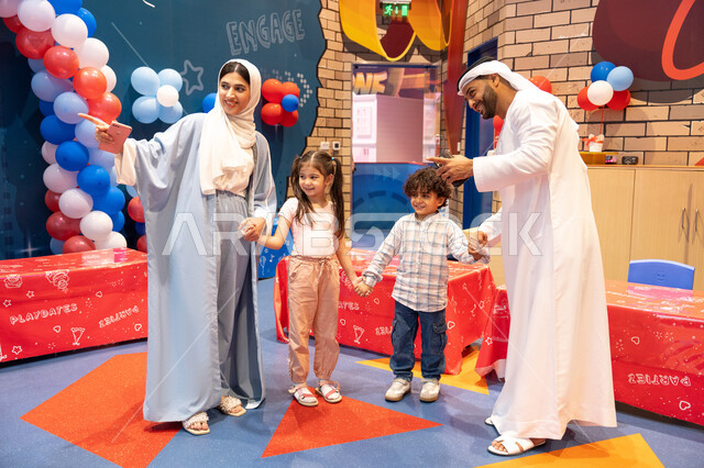 قضاء أوقات سعيده في أرض المرح، مشاعر المتعة والفرح، المراكز الترفيهيه المسلية في الامارات العربية، عائله عربيه خليجيه اماراتيه تستمتع باللعب فى مدينة الملاهي، مفهوم التسلية والترفيه، الانشطة الترفيهية الممتعه