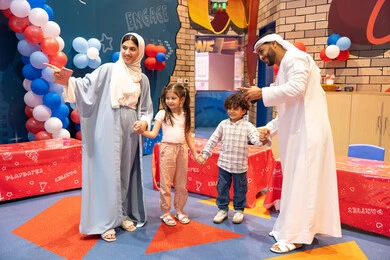 قضاء أوقات سعيده في أرض المرح، مشاعر المتعة والفرح، المراكز الترفيهيه المسلية في الامارات العربية، عائله عربيه خليجيه اماراتيه تستمتع باللعب فى مدينة الملاهي، مفهوم التسلية والترفيه، الانشطة الترفيهية الممتعه