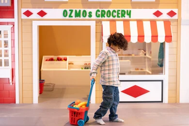 دعم وتنمية مهارات الأطفال، تعلم تسوق الخضار الطازجة من قسم البقالة، قضاء وقت ممتع في مركز الالعاب الترفيهيه، ولد عربي خليجي اماراتي يرتدي الزى الكاجوال، يجر عربه التسوق، طعام صحي ومفيد