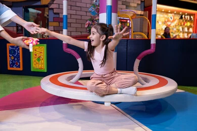 قضاء اوقات سعيده فى مدينه الالعاب، أجواء مليئة بالمرح والسعادة ، مفهوم التفاعل الأسري ، سيدة عربية خليجية إماراتية ترتدي العباءة والحجاب تشارك ابنتها لحظات ممتعة فى لعبة المراجيح الدوارة ذات الألوان الزاهية، تعابير الحب والاحتواء، مركز ألعاب ترفيهي في الإمارات،  الاهتمام ودعم الابناء ،تنمية مهارات الأطفال