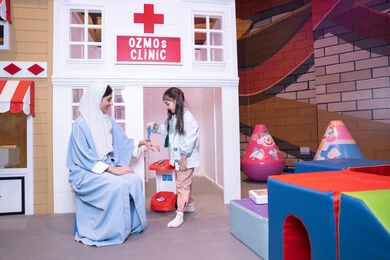 مفهوم التعليم عن طريق اللعب، تعريف الأطفال على المهن المستقبلية، الاهتمام ودعم الابناء، قضاء اوقات مرحه في مركز الالعاب الترفيهي، الطب والرعاية الصحية، أم إماراتية ترتدي عباءة تقوم باللعب مع ابنتها،  فتاة عربية خليجية سعودية ترتدي الزي الطبي تقوم بمعالجه والدتها ،وسائل ايضاح تعليميه ممتعه