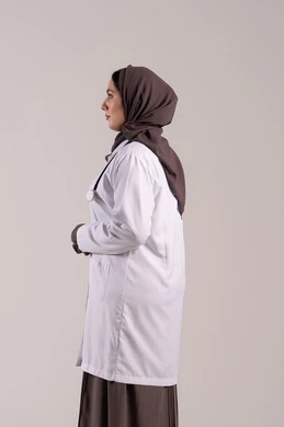 شابة سعودية تقوم بالعمل في المراكز والمستشفيات, مهن ووظائف نسائية, تقديم المساعده الطبية للمرضى, بورتريه من الجانب لطبيبة عربية خليجية اماراتية ترتدي المعطف الطبي الأبيض وسماعة الفحص, مفهوم الطب والرعاية الصحية, خلفية بنية