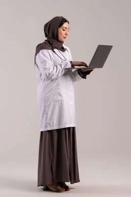 دمج التقنية الحديثة في مجال العمل الطبي, تسجيل وتدوين معلومات وملفات المرضى عبر الابتوب, بورتريةمن الجانب لطبيبة عربية خليجية اماراتية ترتدي المعطف الطبي الأبيض وسماعة الفحص تحمل الحاسب المحمول, شابة سعودية تقوم بتقديم الخدمات العلاجية في المراكز الطبية والمستشفيات , الجسم بالطول الكامل, خلفية بنيه