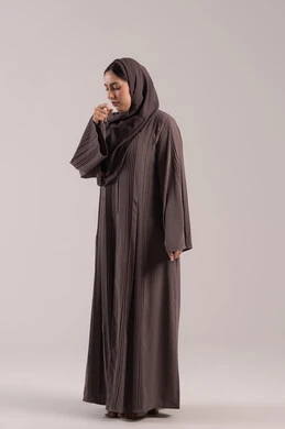 الشعور بالمرض والكحة، الاصابة بفايروس كورونا كوفيد19، الانفلونزا والتهاب الرئة، بورتريه لامرأه عربية خليجية اماراتية محجبة ترتدي عباءة تعاني من السعال، شابة سعودية مريضة، الجسم بالطول الكامل, خلفية بنية