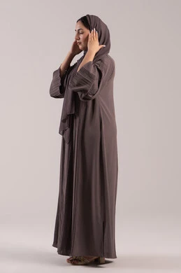 إحساس بألم الرأس والصداع, الحاجة للهدوء والراحة، المعاناة من آلام الشقيقة، بورتريه من الجانب لإمرأة عربية خليجية اماراتية محجبة ترتدي عباءة تضع يديها على رأسها بايماءات التعب والارهاق، شابة سعودية مريضة، صورة الجسم بالطول الكامل، خلفية بنية