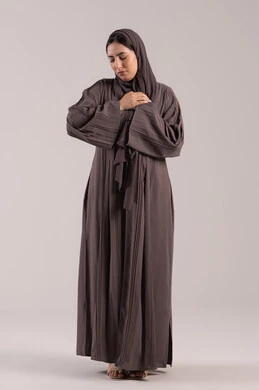 إيماءات التعب والإرهاق والضغوطات النفسية, مشاكل صحية صعبة، الذبحه الصدريه حالة مرضية، بورتريه لإمرأة عربية خليجية اماراتية محجبة ترتدي العباءة تضع يدها على قلبها تشعر بحالة سيئة من الوخز والألم، شابة سعودية مريضة،  الجسم بالطول الكامل, خلفية بنية