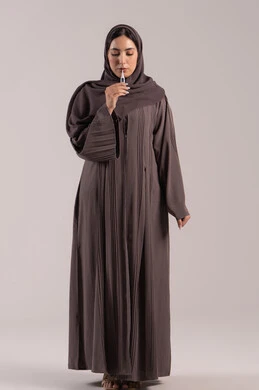 ارتفاع الحرارة والشعور بالإعياء، وضع خطة علاجية، الحاجة للمساعدة وزيارة الطبيب، الإحساس بالمرض والإرهاق، بورتريه لامرأة عربية خليجية اماراتية محجبة ترتدي عباءة تقوم بقياس حرارتها باستخدام الميزان الرقمي، شابة سعودية مريضة, الجسم بالطول الكامل, خلفية بنية