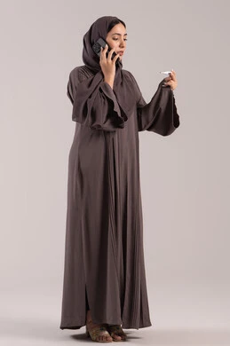 إجراء مكالمة صوتية عبر الهاتف المحمول, استخدام الأجهزة الحديثة, الإحساس بالمرض والإرهاق، الإصابة بالحمى والتعب، بورتريه من الجانب لامرأة عربية خليجية اماراتية محجبة تقوم بقياس حرارتها باستخدام الميزان الرقمي، الحاجة لزيارة الطبيب، شابة سعودية مريضة،  الجسم بالطول الكامل, خلفية بنية