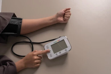 الاهتمام والرعاية بالصحة الجسدية, المتابعة الدورية لفحص الدم, بورتريه مقرب ليد امراة عربية خليجية اماراتية ترتدي العباءه تقوم بقياس ضغط الدم باستخدام الميزان الالكتروني, مفهوم الطب والرعاية الصحية, خلفية بنية الاهتمام والرعاية بالصحة الجسدية, المتابعة الدورية لفحص الدم, بورتريه مقرب ليد امراة عربية خليجية اماراتية ترتدي العباءه تقوم بقياس ضغط الدم باستخدام الميزان الالكتروني, مفهوم الطب والرعاية الصحية, خلفية بنية