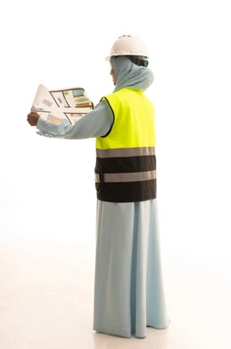 مفهوم دراسة المخطط والمشروع البناء، ادارة المشاريع الهندسية والانشاءات، مهنة ووظيفة هندسية نسائية ، بورتريه من الخلف لمهندسة عربية خليجية سعودية ترتدي العباءة والسترة وخوذة الحماية تعمل في القطاع الهندسي في المملكة العربية السعودية، خلفية بيضاء مفهوم دراسة المخطط والمشروع البناء، ادارة المشاريع الهندسية والانشاءات، مهنة ووظيفة هندسية نسائية ، بورتريه من الخلف لمهندسة عربية خليجية سعودية ترتدي العباءة والسترة وخوذة الحماية تعمل في القطاع الهندسي في المملكة العربية السعودية، خلفية بيضاء