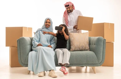 المتعة والتسلية بمحاكاة العالم الإفتراضي، بنت ترتدي نظارة الواقع الإفتراضي ثلاثية الأبعاد تشير الى شيء ما، بورتريه لزوجان عربيان خليجيان سعوديان، صناديق وحاويات كرتونية، مفهموم امتلاك سكن جديد والاستقرار العائلي، خلفية بيضاء المتعة والتسلية بمحاكاة العالم الإفتراضي، بنت ترتدي نظارة الواقع الإفتراضي ثلاثية الأبعاد تشير الى شيء ما، بورتريه لزوجان عربيان خليجيان سعوديان، صناديق وحاويات كرتونية، مفهموم امتلاك سكن جديد والاستقرار العائلي، خلفية بيضاء