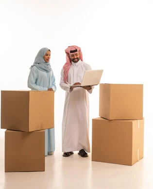 امتلاك سكن جديد والاستقرار العائلي، التأكد من خدمة شحن وتوصيل البضائع، الانتفال الى منزل جديد، بورتريه لزوجان خليجيان سعوديان عربيان يستخدمان الحاسوب المحمول، اجراء طلبات أونلاين، استخدام تقنيات حديثة، الجسم بالطول الكامل، خلفية بيضاء