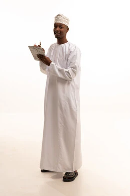 تنظيم وإدارة الأعمال ، تدوين وتسجيل الملاحظات والمعلومات على الورق, بورتريه لشاب عربي خليجي عماني اسمر يرتدي الدشداشة والكمة يقوم بكتابة المهام والأهداف اليومية, خلفية بيضاء تنظيم وإدارة الأعمال ، تدوين وتسجيل الملاحظات والمعلومات على الورق, بورتريه لشاب عربي خليجي عماني اسمر يرتدي الدشداشة والكمة يقوم بكتابة المهام والأهداف اليومية, خلفية بيضاء