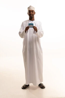موك أب أبيض مستطيل , النظر الى الكاميرا بتعابير السرور, بورتريه لشاب عربي خليجي عماني اسمر يرتدي الدشداشة والكمة ينظر بايماءات السعادة , ارتداء بادج شخصي, بطاقة تعريفية شخصية باسم الموظف, خلفية بيضاء