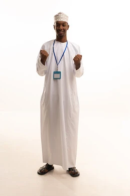 مشاهدة المباراه بايماءات الفوز والانتصار ، ارتداء بادج شخصي, بطاقة تعريفية شخصية باسم الموظف,موك أب أبيض مستطيل , بورتريه لشاب عربي خليجي عماني اسمر يرتدي الدشداشة والكمة ينظر بايماءات السعادة , خلفية بيضاء
