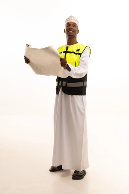 بورتريه لمهندس عربي خليجي عماني اسمر يرتدي الدشداشة والكمة والسترة الخاصة وخوذة الحماية يقف وبيده مخطط هندسي ، الإعمار بسواعد أبناء الوطن، مفهوم الهندسة والانشاءات المعمارية، الاحتراف فى التخطيط، المتابعة والإشراف على العمل بشكل مباشر،الجسم بالطول الكامل، خلفية بيضاء