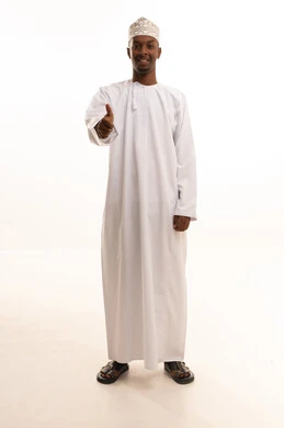 ايماءات السرور والسعادة, مفهوم السلام والترحيب, تعابير الوجه ولغة الجسد المختلفة, بورتريه لشاب عربي خليجي عماني اسمر يرتدي الدشداشة والكمة  يمد اليد اليمني لإلقاء التحية, خلفية بيضاء