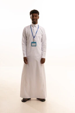 موك أب أبيض مستطيل فارغ, النظر الى الكاميرا بتعابير السرور, بورتريه لشاب عربي خليجي سعودي اسمر يرتدي الثوب الابيض ينظر بايماءات السعادة , ارتداء بادج شخصي, بطاقة تعريفية شخصية باسم الموظف,  خلفية بيضاء