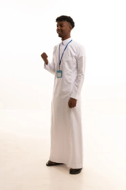 تحديد هدف معين , بورتريه لشاب عربي خليجي سعودي اسمر يرتدي الثوب الابيض ينظر بايماءات السعادة , ارتداء بادج شخصي, بطاقة تعريفية شخصية باسم الموظف, موك أب أبيض مستطيل فارغ, خلفية بيضاء