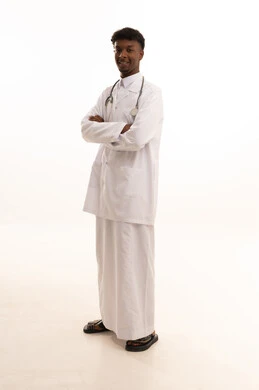 إجراء الفحوصات اللازمة، العمل في القطاع الصحي السعودي، مفهوم الطب والرعاية الصحية ، بورتريه لطبيبب سعودي خليجي اسمر مبتسم يرتدي الزي التقليدي والمعطف الابيض ينظر بتعابير السرور يقدم خدماته للمرضى بكل كفاءه، خلفية بيضاء