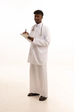 بورتريه لطبيبب سعودي خليجي اسمر مبتسم يرتدي الزي التقليدي والمعطف الابيض ينظر بايماءات السرور، تدوين الملاحظات الطبية ، العمل في القطاع الصحي السعودي، تقديم الخدمات للمرضى بكل كفاءه، ، مفهوم الطب والرعاية الصحية ،خلفية بيضاء