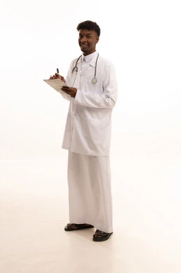 تقديم الخدمات للمرضى بكل كفاءه، ، مفهوم الطب والرعاية الصحية ، تدوين الملاحظات الطبية ، العمل في القطاع الصحي السعودي،بورتريه لطبيبب سعودي خليجي اسمر مبتسم يرتدي الزي التقليدي والمعطف الابيض ينظر بايماءات السرور، خلفية بيضاء