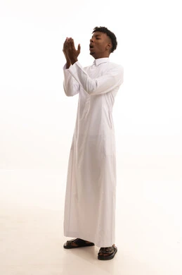 الطلب بترجي وتذلل من رب العباد, التضرع إلى الله تعالى, بورتريه لشاب عربي خليجي سعودي اسمر يرتدي الثوب الابيض يرفع يديه بخشوع واستعطاف, طلب العون والرغبة في تحقيق الأمنيات, الوقوف بإيماءات الدعاء والتوسل والاسترحام,خلفية بيضاء