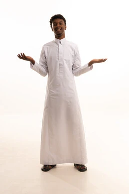 استخدام حاسة اللمس لرفع العناصر الهولوجراميه، ايماءات السرور والسعاده،،بورتريه لشاب عربي خليجي سعودي اسمر يرتدي الثوب الابيض يرفع يده بايماءات حمل ورفع شيء ما، خلفية بيضاء