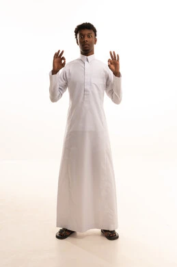 بورتريه لشاب عربي خليجي سعودي اسمر يرتدي الثوب الابيض يشير بيده بإيماءات وتعابير وجه و يدين تدل على الاعجاب، التعبير عن الجودة والاتقان، القبول والموافقة والرضا، علامة الجودة والامتياز، خلفية بيضاء