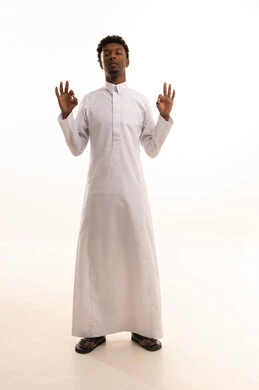 علامة الجودة والامتياز، القبول والموافقة والرضا، بورتريه لشاب عربي خليجي سعودي اسمر يرتدي الثوب الابيض يشير بيده بإيماءات وتعابير وجه و يدين تدل على الاعجاب، التعبير عن الجودة والاتقان، خلفية بيضاء