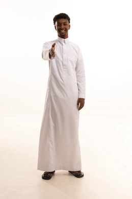 ايماءات السرور والسعادة, مفهوم السلام والترحيب, تعابير الوجه ولغة الجسد المختلفة, بورتريه لشاب عربي خليجي سعودي اسمر يرتدي الثوب الأبيض يمد اليد اليمني لإلقاء التحية, خلفية بيضاء