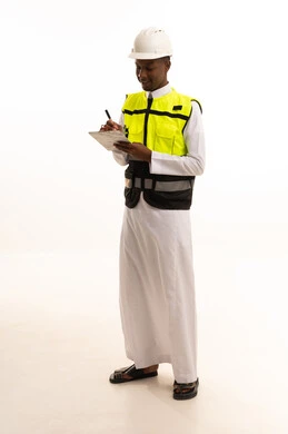 الإعمار بسواعد أبناء الوطن، بورتريه لمهندس عربي خليجي سعودي اسمر يرتدي الثوب التقليدي والسترة الخاصة وخوذة الحماية يقف وبيده دفتر الملاحظات، تدوين وكتابة الملاحظات الهامة ،مفهوم الهندسة والانشاءات المعمارية،  الجسم بالطول الكامل، خلفية بيضاء