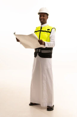 مهن ووظائف سعودية، المتابعة والإشراف على العمل بشكل مباشر، الإعمار بسواعد أبناء الوطن، مفهوم الهندسة والانشاءات المعمارية، بورتريه لمهندس عربي خليجي سعودي اسمر يرتدي الثوب التقليدي والسترة الخاصة وخوذة الحماية يقف وبيده مخطط هندسي ، الجسم بالطول الكامل، خلفية بيضاء