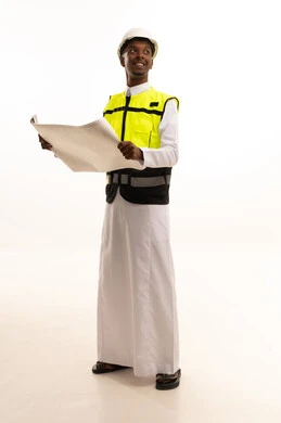 بورتريه لمهندس عربي خليجي سعودي اسمر يرتدي الثوب التقليدي والسترة الخاصة وخوذة الحماية يقف وبيده مخطط هندسي ، الاحتراف فى التخطيط، المتابعة والإشراف على العمل بشكل مباشر، الإعمار بسواعد أبناء الوطن، مفهوم الهندسة والانشاءات المعمارية، الجسم بالطول الكامل، خلفية بيضاء