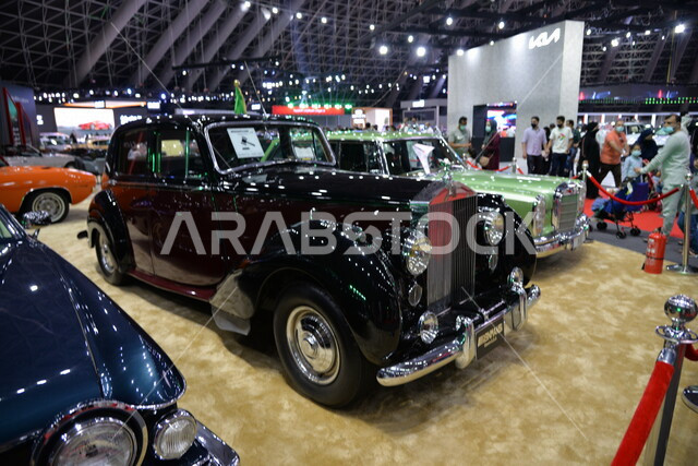 سيارة رولز رويس سوداء اللون، سيارة فارهة، معرض جدة الدولي للسيارات في القبة بمدينة جدة في المملكة العربية السعودية، معرض السيارات الكلاسيكية في جدة، فعاليات ومعارض السيارات في السعودية