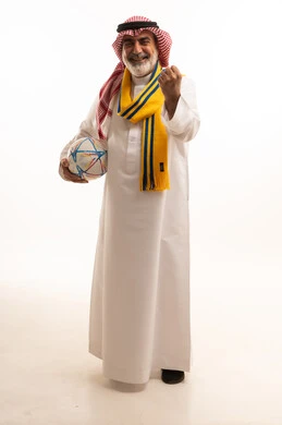 الفوز والربح والانتصار، الحماس والتفاعل مع المنتخب، بورتريه لرجل كبير السن عربي خليجي سعودي يرتدي الشماغ والثوب التقليدي يضع الوشاح يحمل بيده كرة القدم، أنديه رياضية مختلفة، الجسم بالطول الكامل، خلفية بيضاء