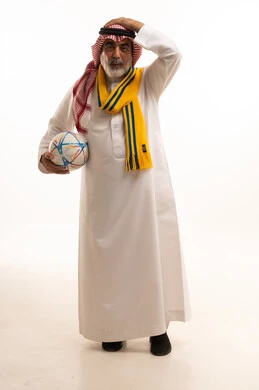 إيماءات الخسارة والفشل، الحماس والتفاعل مع المنتخب، بورتريه لرجل كبير السن عربي خليجي سعودي يرتدي الشماغ والثوب التقليدي يضع الوشاح يحمل بيده كرة القدم، أنديه رياضية مختلفة، الجسم بالطول الكامل، خلفية بيضاء