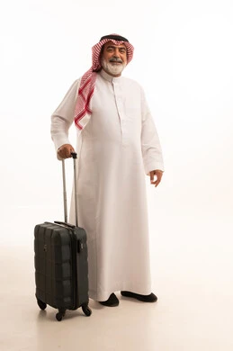 قضاء أوقات ممتعة في الإجازة, الاستمتاع بالسفر و الرحلات الصيفية, بورتريه لرجل عربي خليجي سعودي كبير في السن يرتدي الثوب التقليدي والشماغ يمسك بيده حقيبة السفر, إيماءات الفرح و السرور, صورة للجسم بالطول الكامل, خلفية بيضاء قضاء أوقات ممتعة في الإجازة, الاستمتاع بالسفر و الرحلات الصيفية, بورتريه لرجل عربي خليجي سعودي كبير في السن يرتدي الثوب التقليدي والشماغ يمسك بيده حقيبة السفر, إيماءات الفرح و السرور, صورة للجسم بالطول الكامل, خلفية بيضاء