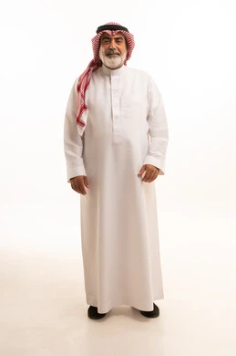 التقدم بالعمر والهيبة، بورتريه لرجل كبير بالسن عربي خليجي سعودي يرتدي الثوب التقليدي و الشماغ يقف باستقامة, الاهتمام بالأناقة والمظهر الخارجي، مفهوم الرجولة العربية, الجسم بالطول الكامل، خلفية بيضاء