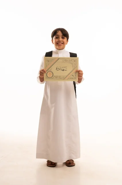 بالنجاح وانتهاء العام الدراسي، مفهوم التفوق والتخرج من المدرسة, النظر الى الكاميرا بايماءات الفخر والسعاده, التعليم الأكاديمي في السعوديه, بورتريه لطالب عربي سعودي خليجي مبتسم يرتدي الثوب التقليدي يمسك بيده الشهادة، الجسم بالطول الكامل، خلفية بيضاء بالنجاح وانتهاء العام الدراسي، مفهوم التفوق والتخرج من المدرسة, النظر الى الكاميرا بايماءات الفخر والسعاده, التعليم الأكاديمي في السعوديه, بورتريه لطالب عربي سعودي خليجي مبتسم يرتدي الثوب التقليدي يمسك بيده الشهادة، الجسم بالطول الكامل، خلفية بيضاء