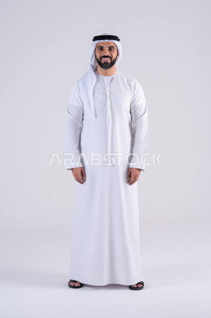 مفهوم الرجوله والقوه، بورتريه لرجل عربي خليجي اماراتي يرتدي الكندوره  والغتره، يقف بإيماءات الثقة بالنفس ،الاهتمام بالاناقة والاهتمام بالمظهر الخارجي، تعابير السرور والسعاده