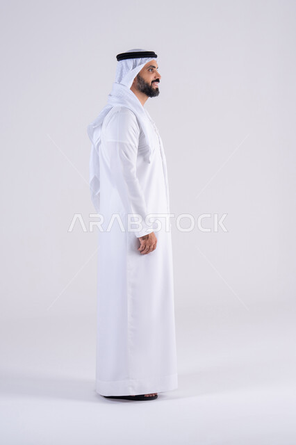 مفهوم الوسامه والاناقه، الاهتمام بالمظهر الخارجي، بورتريه من الجانب لرجل عربي خليجي اماراتي يرتدي الكندوره والغتره، يقف بإيماءات الثقة بالنفس ،تعابير السرور والسعاده