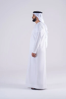 تعابير السرور والسعاده ، مفهوم الرجوله والقوه، الاهتمام بالاناقة والاهتمام بالمظهر الخارجي، بورتريه من الجانب لرجل عربي خليجي اماراتي يرتدي الكندوره  والغتره، يقف بإيماءات الثقة بالنفس