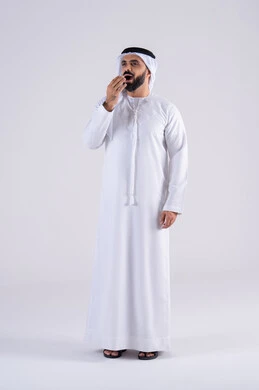 الإحساس بالكسل والخمول، الشعور بالتعب و الحاجه الى الراحه,بورتريه لرجل عربي خليجي اماراتي يرتدي الكندوره والغتره يضع يديه على وجهه بإيماءات النوم، تعابير النعاس والإرهاق