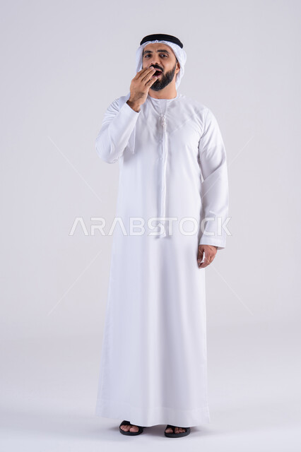 الشعور بالتعب و الحاجه الى الراحه, الإحساس بالكسل والخمول، بورتريه لرجل عربي خليجي اماراتي يرتدي الكندوره والغتره يضع يديه على وجهه بإيماءات النوم، تعابير النعاس والإرهاق