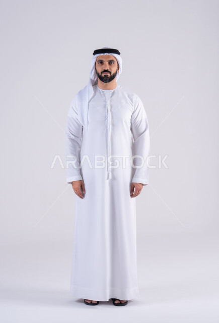 مفهوم الرجوله والقوه، الاهتمام بالاناقة والاهتمام بالمظهر الخارجي،  بورتريه لرجل عربي خليجي اماراتي يرتدي الكندوره  والغتره، يقف بإيماءات الثقة بالنفس